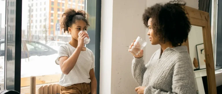 5 astuces pour boire plus d'eau - Illustration de deux jeunes femmes qui s'hydratent.
