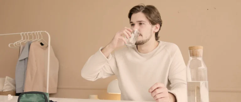 Boire de l'eau régulièrement permettrait de stabiliser la tension.