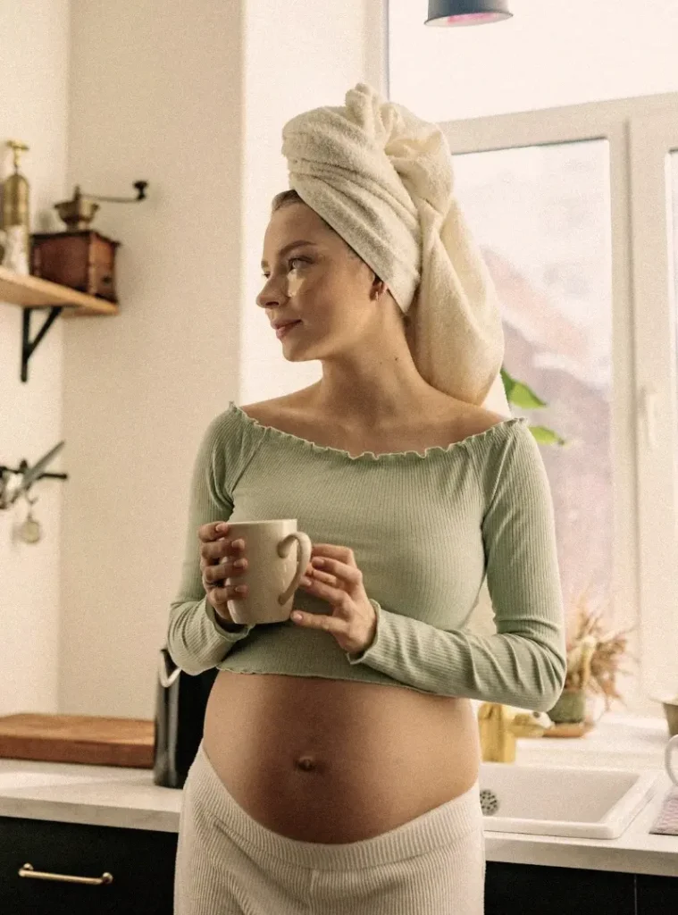 Femme qui tient une tasse de café