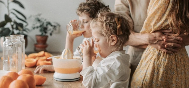 Enfants en train de boire du jus de fruit